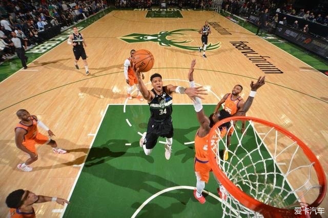 布朗尼夏联首秀9中2得到4分 湖人17号秀12中3