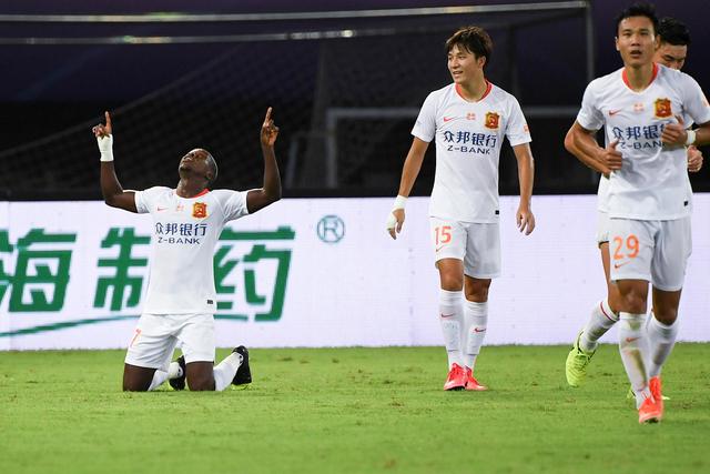 杨瀚森14+10+8青岛险胜广厦 胡金秋空砍32分